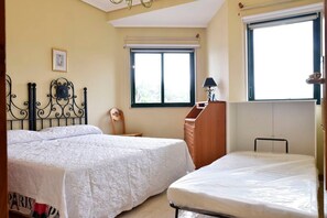 1 kamar tidur, setrika/meja setrika, dan seprai linen