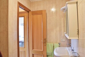 Perlengkapan mandi gratis, pengering rambut, dan handuk