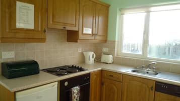 House, 3 Bedrooms, Fireplace | Private kitchen | Microwave, high chair