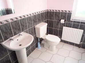 House, 3 Bedrooms, Fireplace | Bathroom | Shower, towels - Seacrest Holiday Homes (Bundoran)