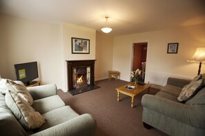 House, 3 Bedrooms, Fireplace | Living room