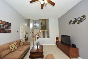 Casa, várias camas, piscina particular, vista para a piscina | Sala de estar | TV 42 polegadas com canais a cabo