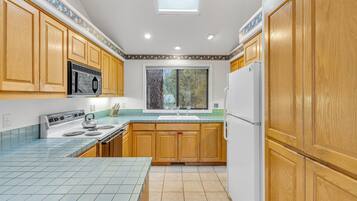 House, Multiple Beds (Shadow - Unit 1) | Private kitchen | Electric kettle, toaster