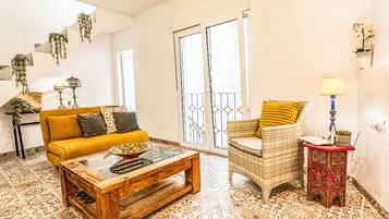 House, 2 Bedrooms, Balcony, Garden View | Living room | Books