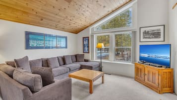 House, Multiple Beds (Big Leaf - Unit 6) | Living area