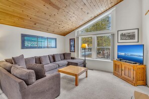 House, Multiple Beds (Big Leaf - Unit 6) | Living area - Big Leaf Lane 6 (Bend)