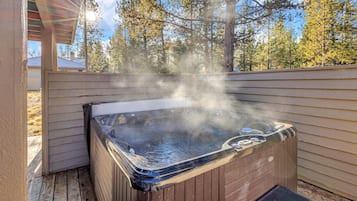 House, Multiple Beds (Big Leaf - Unit 6) | Outdoor spa tub