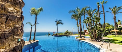 Outdoor pool, an infinity pool