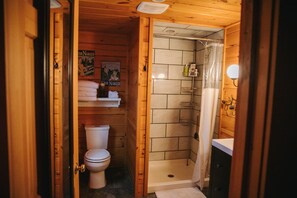 Ensemble douche/baignoire, sèche-cheveux, serviettes fournies, savon