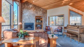 House, Multiple Beds, Mountain View (White Elm - Unit 31) | Living area