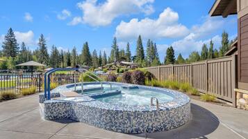 Rumah, Beberapa Tempat Tidur, pemandangan gunung (White Elm - Unit 31) | Bathtub spa outdoor