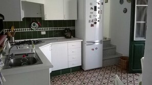 Een koelkast, een microgolfoven, een koffiezetapparaat/waterkoker