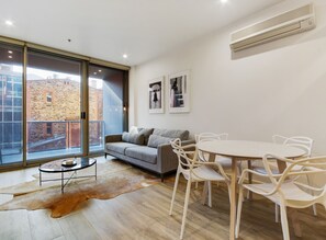 TV - Swainson on Bent - 2.36 (Adelaide)