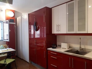 Kylskåp, mikrovågsugn, ugn och vattenkokare