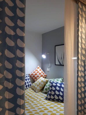 1 sovrum, strykjärn/strykbräda och sängkläder