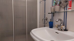 Appartement, 1 chambre, fumeur, patio | Salle de bain | Séchoir à cheveux, serviettes fournies