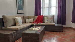 Apartment, 1 Bedroom, Smoking, Patio | Ruang tamu | TV