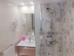 Maison, 3 chambres, fumeur, foyer | Commodités de la salle de bain | Articles de toilette (gratuits)