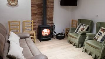 House, 3 Bedrooms, Smoking, Fireplace | Living area