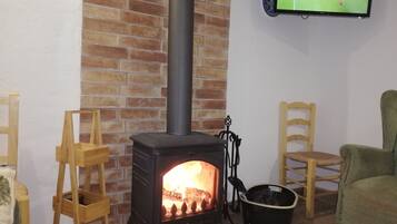 House, 3 Bedrooms, Smoking, Fireplace | Ruang Istirahat