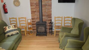 Casa, 3 habitaciones, fumadores, chimenea | Salón