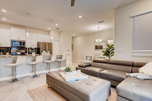 Apartment, Mehrere Betten (4808 LL Magical 4BR Disney Townhome P) | Wohnbereich | Videospielkonsole