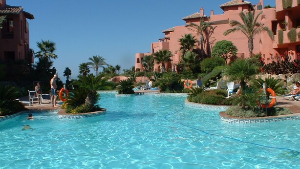 Outdoor pool - 5 Exquisite Penthouse Apartment With Outdoor Jacuzzi, Free Wifi And Full Aircon (Estepona)
