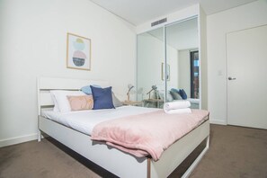 Apartamento (1 Bedroom) | 1 quarto, espaço de trabalho para notebook