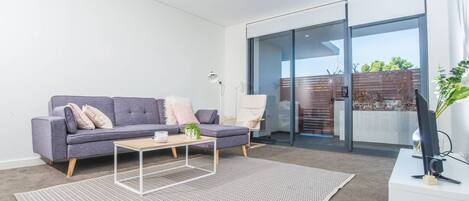 Apartment (1 Bedroom) | Wohnzimmer | Fernseher