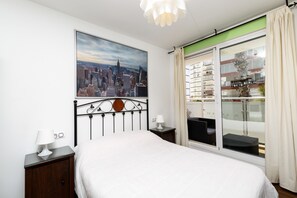 1 habitación, tabla de planchar con plancha y ropa de cama