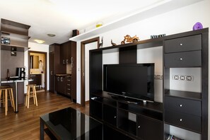 Refrigerador, microondas, tetera/pava eléctrica, utensilios de cocina