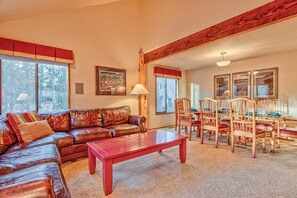 Living area - Towhee Lane 5 (Bend)