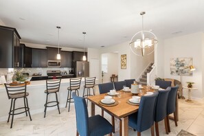 Hus, flere senger (1520 FD 6BR Luxury Villa Pool, Game R) | Eget kjøkken | Ovn, oppvaskmaskin, kjøkkenutstyr og spisebord
