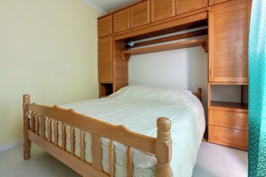 Apartamento (A4) | 4 quartos, ferros/tábuas de passar roupa, Wi-Fi de cortesia