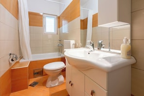 Apartment (A4) | Bathroom | Bathtub