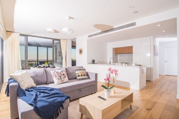 Departamento (2 Bedrooms) | Sala de estar | Televisión