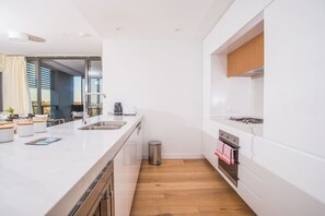 Apartment (2 Bedrooms) | Private kitchen | Oven, cookware/dishes/utensils - Peak East 2bed2bath APT @ryde SO Relaxing (Ryde)