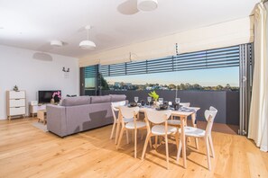 Apartamento (2 Bedrooms) | Sala de estar | Una televisión