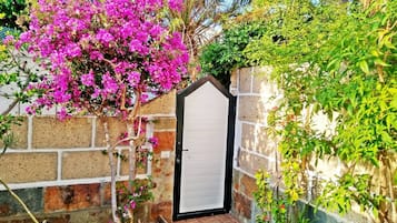 Rumah, 2 kamar tidur, teras, pemandangan kebun | Halaman properti