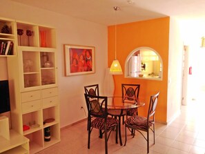 House, 2 Bedrooms, Terrace, Garden View | Dining - Casa Sarita - Gepfegtes Haus mit Pool (Arona)