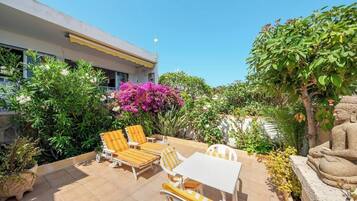 Bungalow, 1 kamar tidur, balkon, pemandangan kebun | Tempat makan outdoor