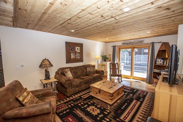 Televisio, takka, DVD-soitin, stereot