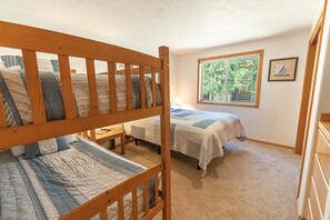 Maison, plusieurs lits (Warbler - Unit 15) | 1 chambre, fer et planche Ă repasser, Wi-Fi gratuit, draps fournis
