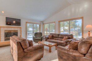 House, Multiple Beds (Warbler - Unit 15) | Living area