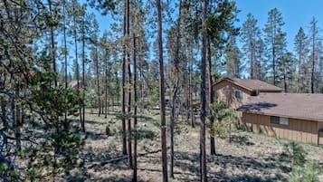 House, Multiple Beds (Warbler - Unit 15) | Property grounds