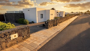 Property entrance - Villa Neptuno With Private Pool, sea View, Sat-tv Free Wifi (Yaiza)