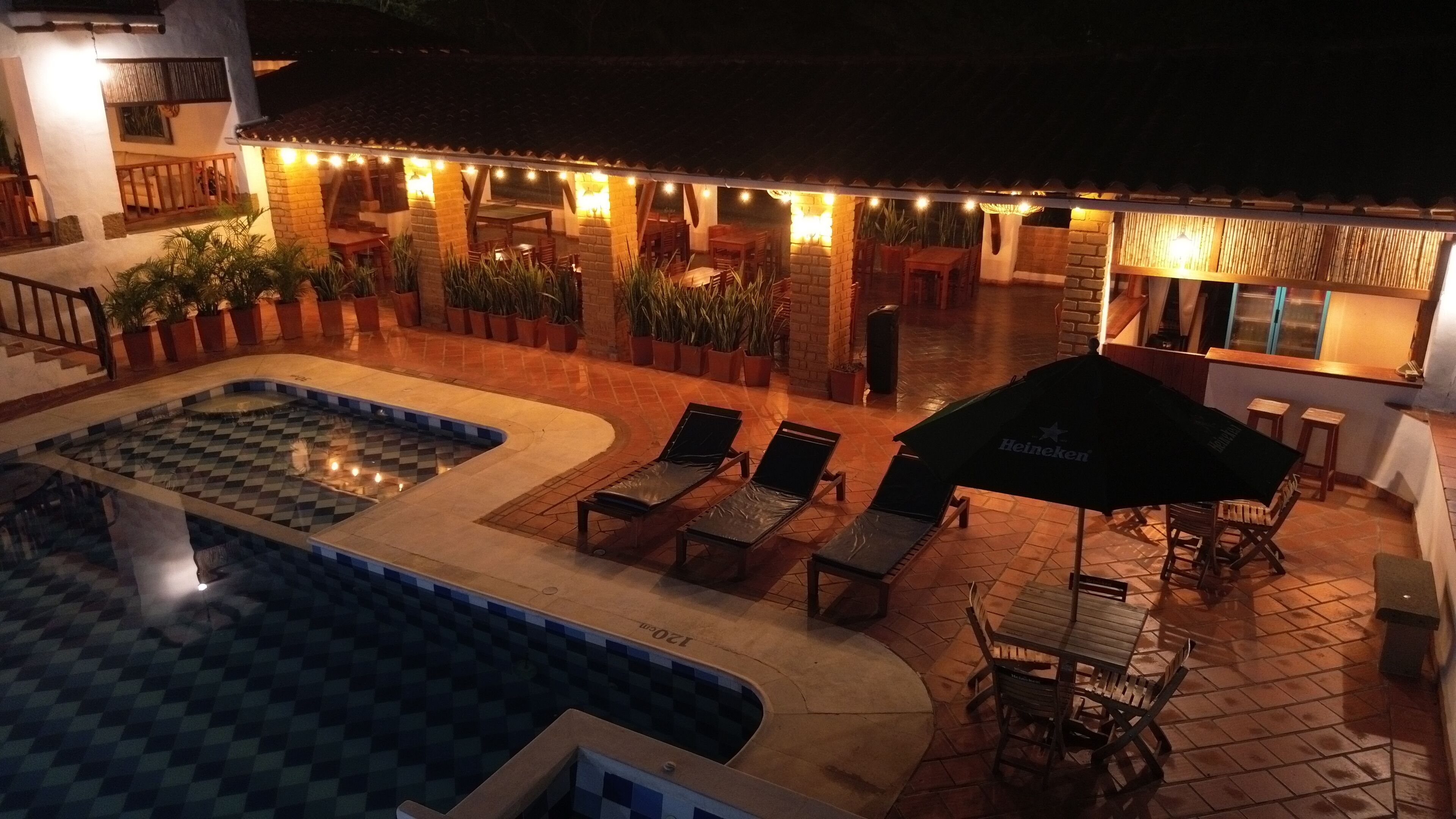 Una piscina al aire libre (de 08:00 a 20:00), sombrillas