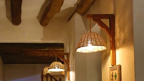 Ein Korridor mit Holzbalken, einer Treppe und Topfpflanzen.