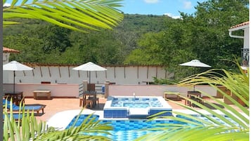 Außenpool, geöffnet von 08:00 Uhr bis 20:00 Uhr, Sonnenschirme