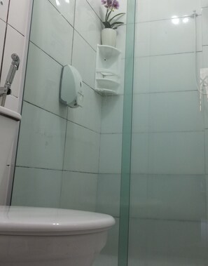 Room 03 Brazil - Feminine | Bathroom - Hostel Liberdade (São Paulo)